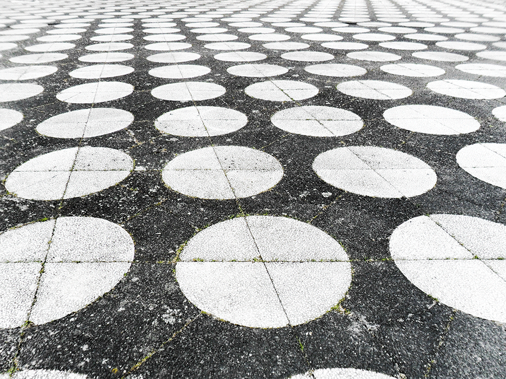 pattern_of_white_dots_in_pavement